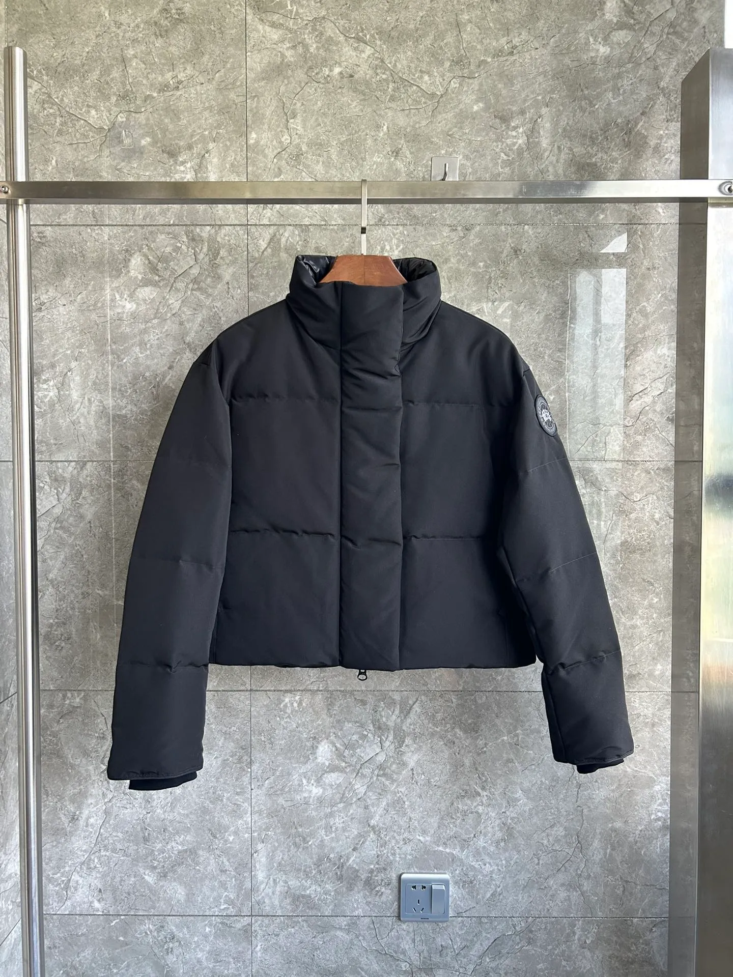 P880 E2266WB Grandview black label short jacket down jacket. Constructed from Arctic Tech recycled fabric®, it features a cinchable hem for sleek styling and storage. Color: black. Size: XS S M L XL.